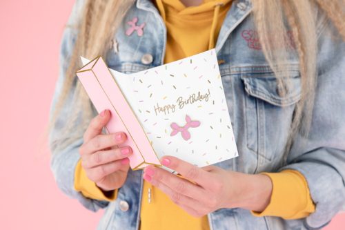 Születésnapi üdvözlőlap „Lufi kutya” kitűzővel