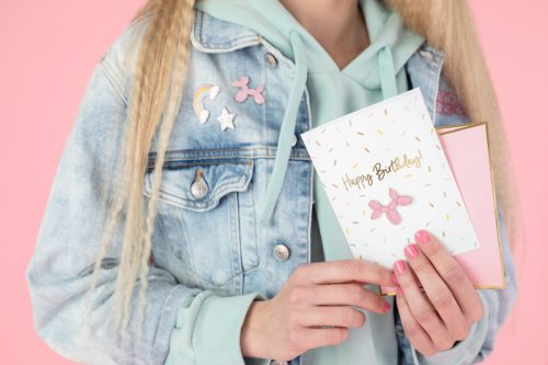 Születésnapi üdvözlőlap „Lufi kutya” kitűzővel