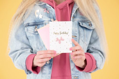 Születésnapi üdvözlőlap „Lufi kutya” kitűzővel