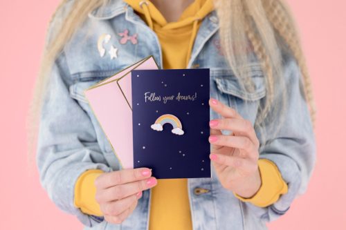 Üdvözlőlap Szivárvány kitűzővel