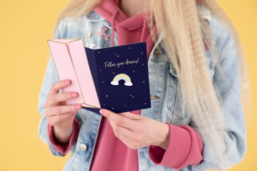 Üdvözlőlap Szivárvány kitűzővel