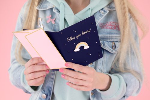 Üdvözlőlap Szivárvány kitűzővel