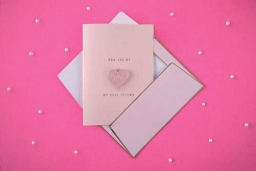 Üdvözlőlap „Mom” kitűzővel 