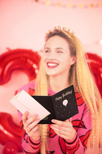 Születésnapi üdvözlőlap „30” számú lufi kitűzővel