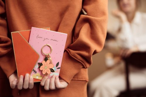 Üdvözlőlap kulcstartóval „Love You Mom”