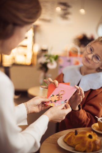 Üdvözlőlap kulcstartóval „Love You Mom”