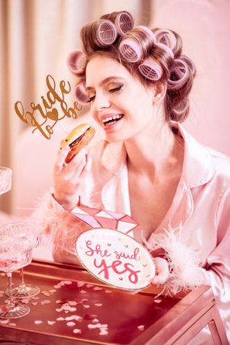 Papírtányérok – Gyémántgyűrű formájú „She said yes” felirattal (6 db)