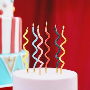 Születésnapi gyertyák és számok