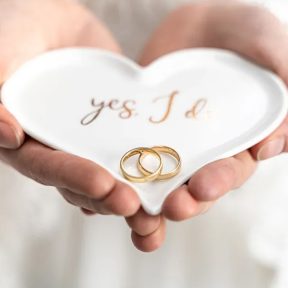 Gyűrűtartó párnák / Esküvői harisnyakötők / Kitűző szalagok